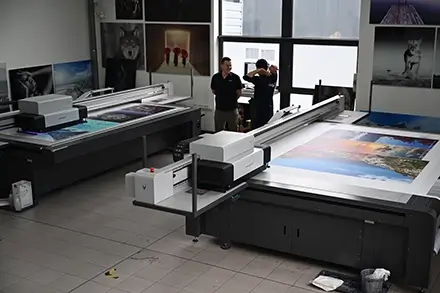 Twee swissQprint Nyala UV-flatbedprinters in onze productie