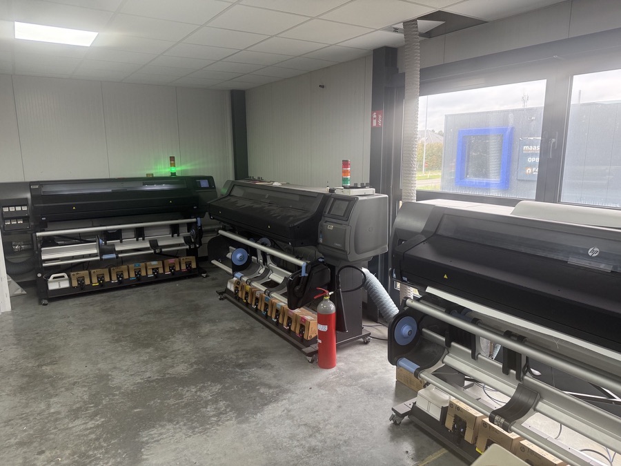 Drie HP Latex 570 roll-to-roll printers in de productieruimte van GFD