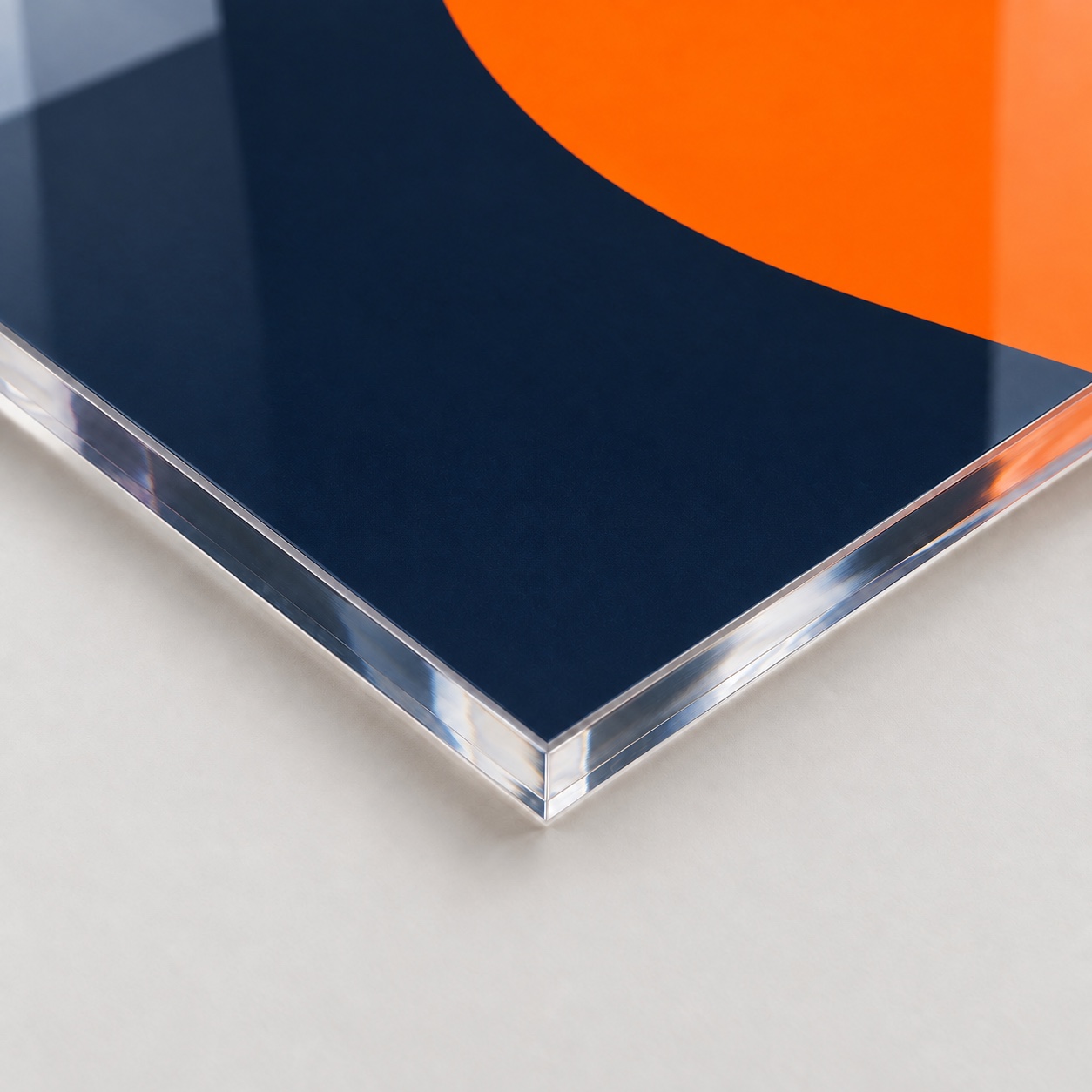 Hoekdetail van een bedrukt plexiglas bord van 5 mm met heldere glanzende rand